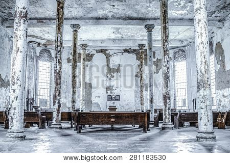 Mansfield, Ohio, Usa - April 18, 2017: Abandoned Chapel At The Ohio State Reformatory Prison, The Pr