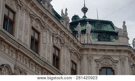 Historische Fassade Vom Schloss Belvedere In Wien