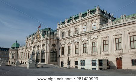 Schloss Belvedere In Wien Vor Blauem Himmel