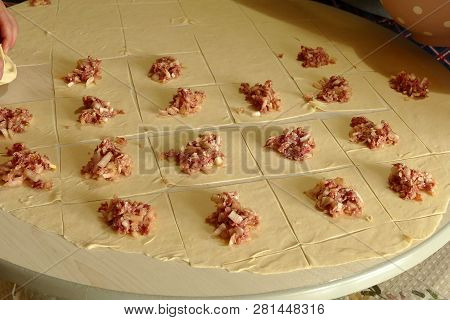 Kyrgyz ravioli, a woman doing ravioli, meat ravioli, pasty woman who.make ravioli with dough.