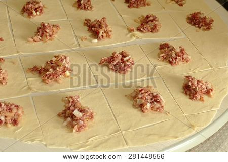 Kyrgyz Ravioli, A Woman Doing Ravioli, Meat Ravioli, Pasty Woman Who.make Ravioli With Dough.