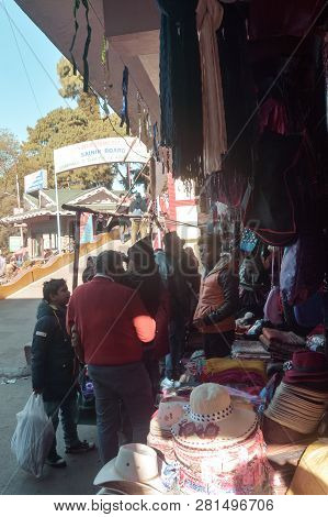 Batasia Loop, Darjeeling, 2 Jan 2019: Shopkeepers Street Stall. Located In Darjeeling And Ghum, A Fa