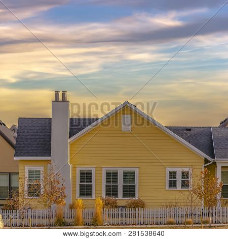 Single Storey Home With Picket Fence In Daybreak