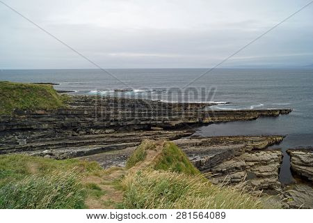 On The Way To Mullaghmore Head, You Pass By Mullaghmore With Its Beautiful Sandy Beach And Pier. Dir