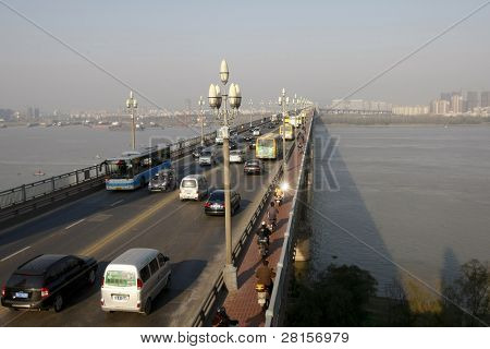 นานจิง จีน - 24 พฤศจิกายน ยานพาหนะข้ามสะพานข้ามแม่น้ำแยงซีจิงเมื่อ 24 พฤศจิกายน 2011 ใน