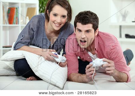 Pareja joven jugando un juego de video juntos