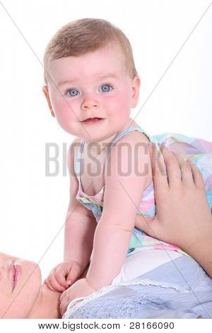 Baby liegen auf ihre Mutter
