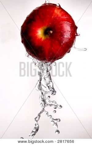 Woda lała Apple biały na białym tle
