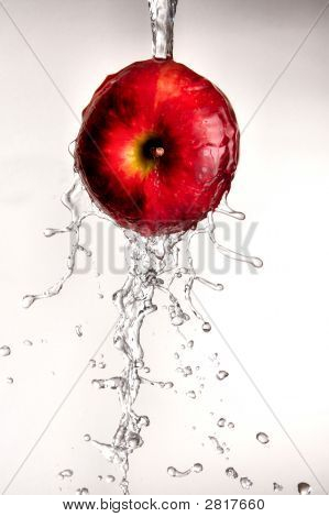 Woda lała Apple biały na białym tle