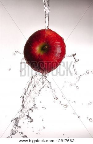 Woda lała Apple biały na białym tle