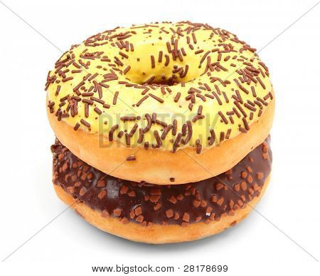 Zwei verglaste Krapfen mit Kakao und Vanille Liebesperle isoliert auf weißem Hintergrund.