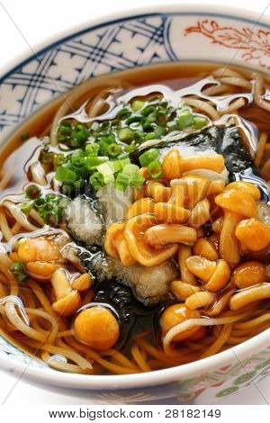 なめこそば、蕎麦の日本の人気のあるマッシュルームでトッピング
