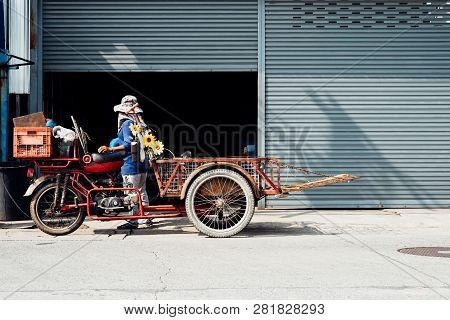 Asian Man Buying Antiques Or Unused Items Freight By Freight Tricycles (saleng, Zaleng) For Recycle 