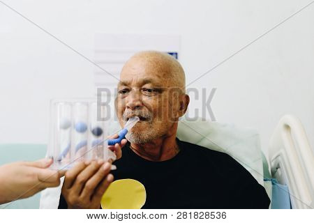 Patient Use Incentive Spirometer In Hospital