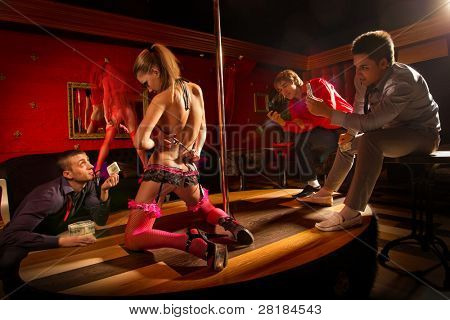 Dos hombres cierre en cámara móvil bailando stripper mujer y otro de una oferta dinero