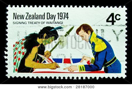 Nova Zelândia - por volta de 1974: Um selo imprimido na Nova Zelândia mostra assinando o Tratado de Waitangi, cerca de 197