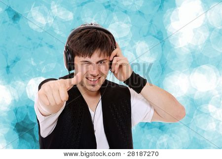Hombre está escuchando la música sobre fondo azul