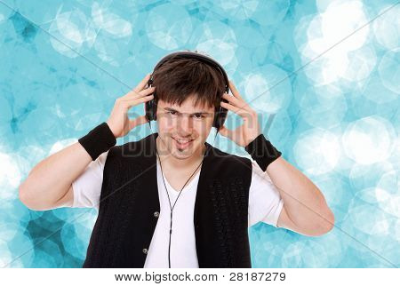 Hombre está escuchando la música sobre fondo azul