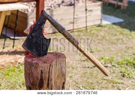 Medieval Ax Long-range Melee Multifunctional Weapons Peaceful Use Cuttings Logs Bonfire Rest Camping