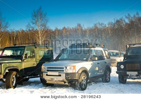 Fyra SUV på en rysk vinter