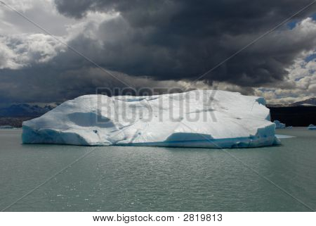 ภูเขาน้ำแข็งใน Lake Argentino ใกล้ Upsala กลาเซียร์