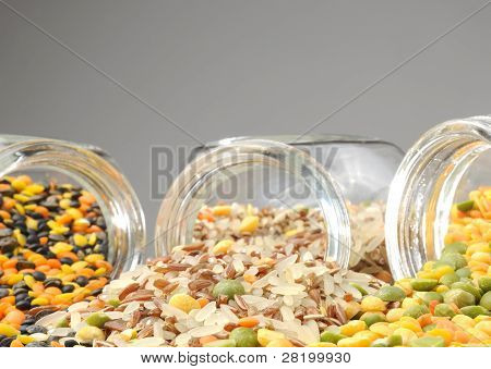 여러 시리얼 (렌즈콩, 쌀, 분할 완두콩)와 유리 항아리