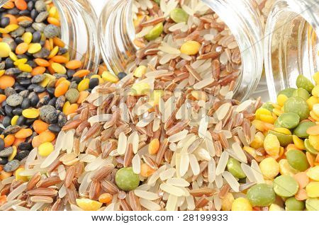 유리 항아리 밖으로 흘리 고 모듬된 시리얼