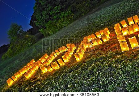 Parole di speranza sull'erba con candele