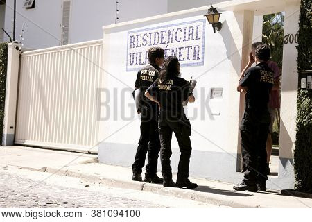 Porto Seguro, Bahia / Brazil - August 6, 2009: Federal Police Agents Are Seen During An Investigatio