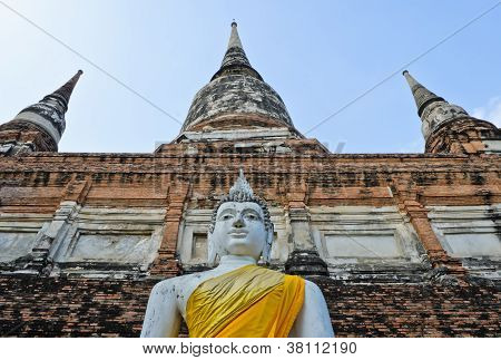 Pagode und Buddha statue
