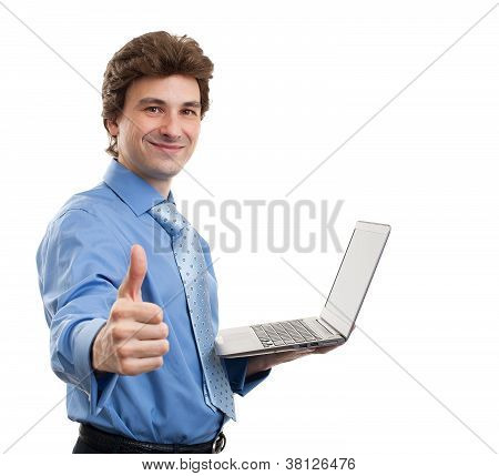 человек показывает класс рукой на фоне ноутбука с криптобиржей