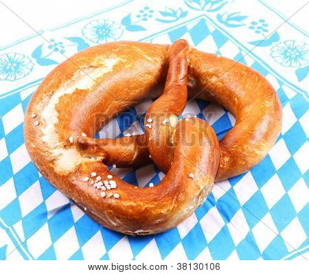 Pretzel อร่อยในรูปแบบสีน้ำเงิน และสีขาว