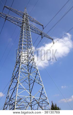 Pylon ไฟฟ้าฟ้าและเมฆสีขาว
