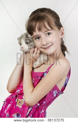 Mladá dívka s Cat hračka