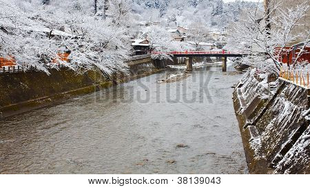 Nakabashi ponte di Takayama che attraversa il fiume Miyagawa in inverno