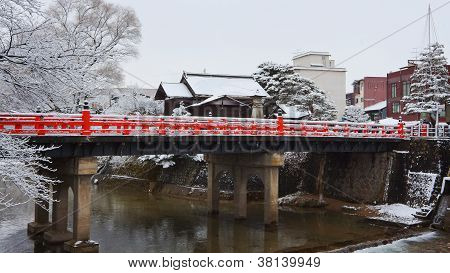 Nakabashi ponte di Takayama che attraversa il fiume Miyagawa in inverno