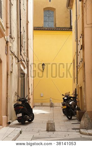 Scootere parkeret på de gamle bygninger.