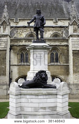 รูปปั้นของ Oliver Cromwell ในลอนดอน อังกฤษ