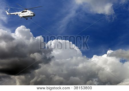 Hubschrauber in blauer Himmel mit Wolken