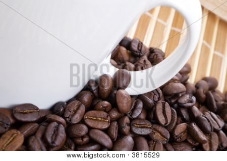 Café en grains et coupe sur bambou
