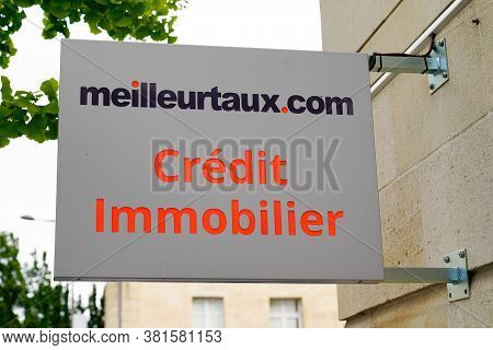 Bordeaux , Aquitaine / France - 08 16 2020 : Meilleurtaux.com Sign And Text Logo Meilleur Taux .com 