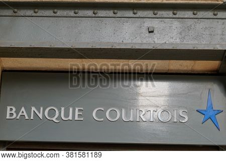 Bordeaux , Aquitaine / France - 08 16 2020 : Banque Courtois Star Text And Logo Sign On Wall Agency 