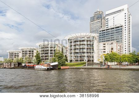 Amsterdam kontorbygninger langs floden Amstel i Nederlandene