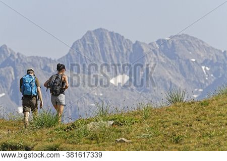 Oz-en-oisans, France, July 29, 2020 : Couple Of Hikers On The Mountain Paths Of Tour Des Lacs Des Gr