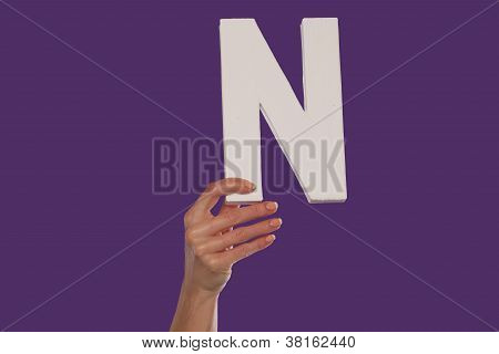 Femelle main tenant la lettre N du bas