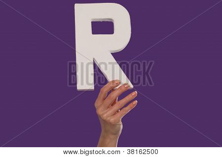 Femelle main tenant la lettre R du bas