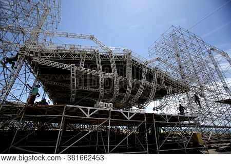 Salvador, Bahia / Brazil - December 13, 2018: Workers In Operation To Assemble The Metallic Structur