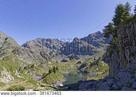 Cliff Over The Green Mountain Lake, Lac Longet
