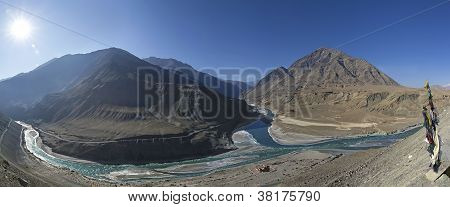 พาโนรามาบรรจบของเอยูรเว Zanskar