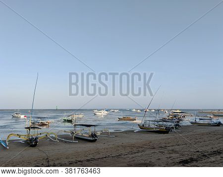 Denpasar, Indonesia - September 18, 2019: Jukung Boats Anchored On Sanur Beach. Jukung Is A Small Wo